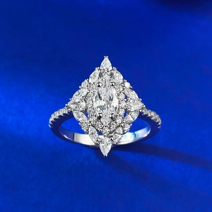 Bague en argent S925 sertie d'un diamant marquise sur fond bleu profond élégant