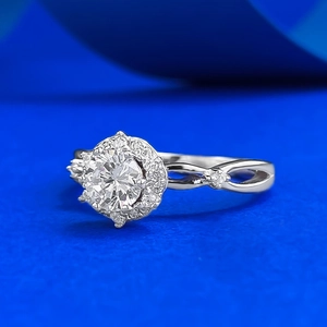 Klassischer S925 Silber Halo-Ring mit 0,5 Karat Diamant und gedrehtem Spitzen-Design