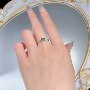 Dettaglio dell'anello in argento S925 con gemma verde ovale indossato sulla mano