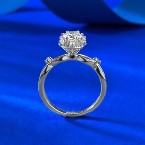 Eleganter S925 Sterlingsilber Spitzenring mit rundem Diamanten auf blauem Hintergrund