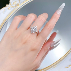 Vue macro d'une bague en argent S925 avec pierre marquise et détails en pavé de diamants