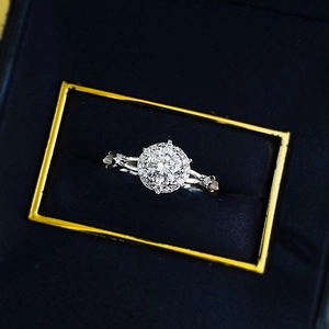 Makroaufnahme des S925 Silber Halo-Rings mit rundem Diamanten und filigranem Spitzendesign