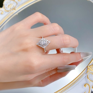 Gros plan bague en argent S925 avec diamant marquise et halo floral luxueux