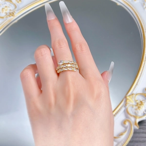 Détail d'une bague serpent en argent S925 doré avec pavé de diamants sur un doigt