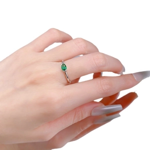 Anello in argento S925 con gemma verde ovale orizzontale su fascia lucida