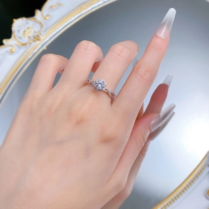 Detailansicht des S925 Silber-Spitzenrings mit 0,5ct Diamant auf Finger mit Spiegelreflexion