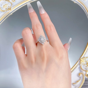 Vue rapprochée bague argent S925 taille marquise avec pavage de diamants sur la main