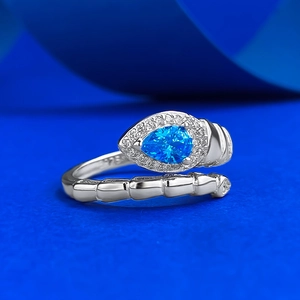 Détail macro de la bague serpent en argent S925 avec texture d'écailles et pierre bleue poire