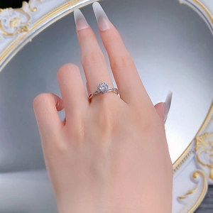 Nahaufnahme eines S925 Silber Blumen-Diamantrings mit gedrehtem Band am Finger