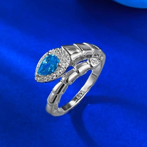 Bague serpent en argent S925 avec pierre bleue taille poire et détails scintillants