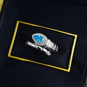 Bague serpent en argent S925 avec pierre bleue goutte dans un écrin noir élégant
