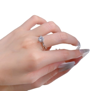 Klassischer S925 Silberring im Spitzenstil mit funkelndem 0,5-Karat-Diamanten an der Hand