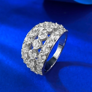 Vue macro du poinçon S925 et du pavage de zircons sur une bague en argent de luxe
