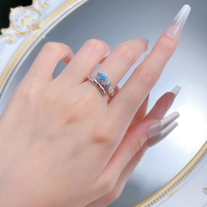 Détail de la bague serpent en argent S925 sertie d'une pierre bleue en goutte