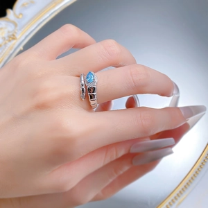 Détail d'une bague serpent en argent S925 avec pierre bleue claire et pavage de zircons