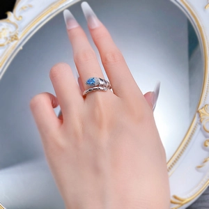 Détail d'une bague serpent en argent avec gemme bleue goutte et pavé de zircons