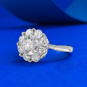 Vue macro de la bague en argent 925 avec oxyde de zirconium rond et design floral chic