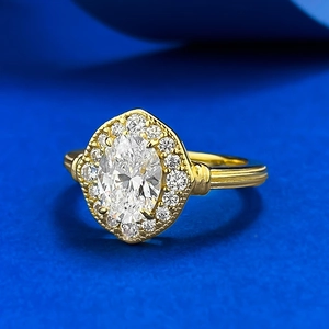 Vue détaillée d'une bague halo ovale avec anneau texturé doré et pierre centrale éclatante