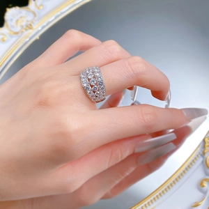 Détail macro d'une bague de luxe en argent S925 avec plusieurs rangées de zircons