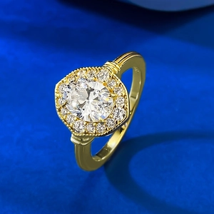 Elegante gouden ring met ovale edelsteen in halo-stijl en getextureerde band