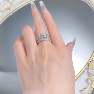Vue macro de la bague large en argent S925 avec quatre rangées de zircons scintillants
