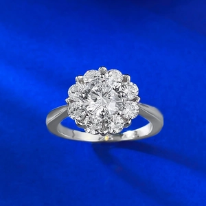 Bague classique en argent S925 avec diamant rond de 1 carat sur satin bleu foncé