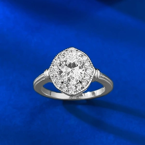 Eleganter S925 Silberring mit ovalem Halo-Kristall auf königsblauem Samthintergrund