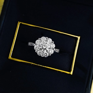 Bague classique en argent S925 avec un carat de diamant rond en serti halo
