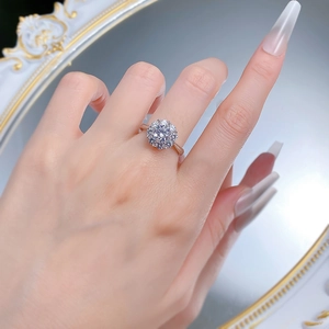 Gros plan d'une bague fleur en argent S925 avec cristaux blancs sur la main d'un mannequin