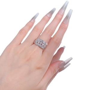 Bague luxueuse en argent S925 sertie de plusieurs rangées de zircons sur la main
