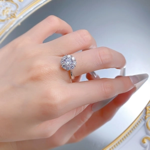 Gros plan d'une bague en argent S925 avec un diamant rond classique d'un carat brillant