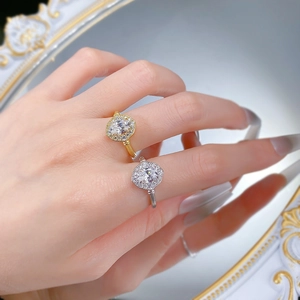 Detailansicht von Ringen mit Birnenschliff in Gold und Silber auf Spiegelgrund