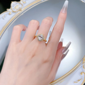 Bague en or avec zircon taille marquise et anneau torsadé portée par un mannequin