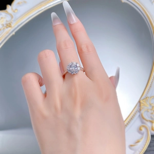 Gros plan d'une bague en argent S925 avec diamants ronds en forme de fleur sur un doigt