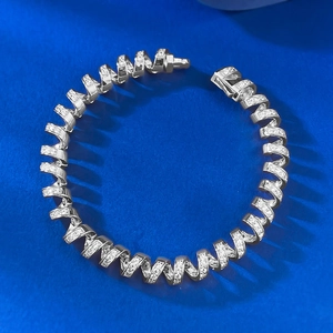 Bracelet spirale luxueux en argent sterling S925 serti de diamants sur fond bleu vif