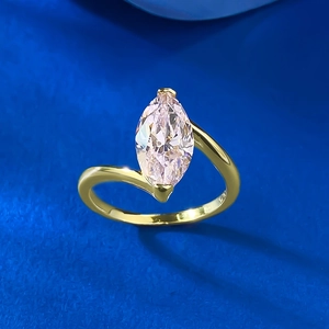 Bague élégante en argent S925 doré avec pierre rose taille marquise et design croisé