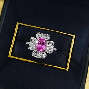 Bague raffinée en argent S925 avec diamant rose ovale et élégants clusters de pétales
