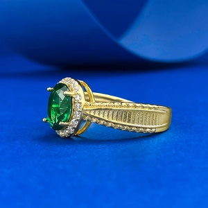 S925 sterling silver ring with emerald stone and gold-plated textured band
