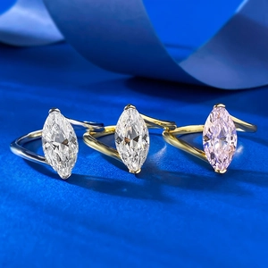 Détail de gemmes taille marquise sur des anneaux torsadés en argent et or