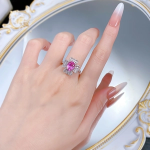 Bague en argent S925 avec pierre rose ovale 6x8mm et sertissage floral délicat