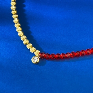 Bracelet en argent S925 plaqué or avec perles œil-de-chat rouges et texture métal brossé