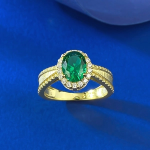 Macro shot of S925 emerald ring featuring a vintage gold band with vertical stripe texture