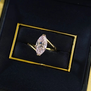 Macro d'une pierre précieuse rose-violette taille marquise sur un anneau en or épuré
