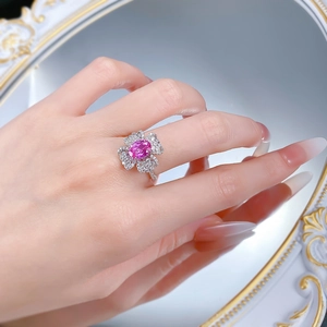 Détail d'une bague en argent S925 avec une gemme rose ovale et sertissage floral en diamant