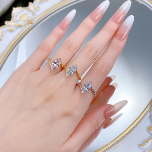 Trois bagues marquise avec anneaux en S portées par un mannequin devant un miroir vintage