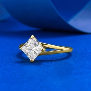 S925 silver princess cut square crystal ring with a golden split shank band