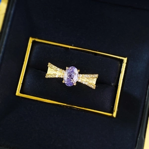Bague élégante en argent S925 avec nœud, pierre violette ovale et accents de diamants