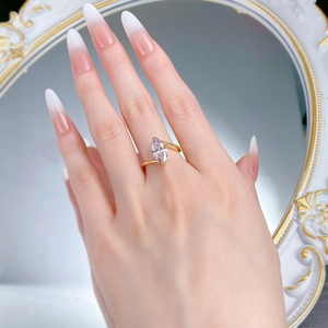 Détail d'une bague en argent s925 avec pierre marquise rose sur anneau doré
