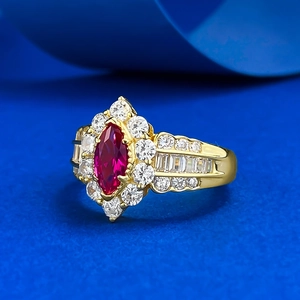 Bague rétro en or avec rubis marquise et pavé de gemmes sur fond bleu texturé