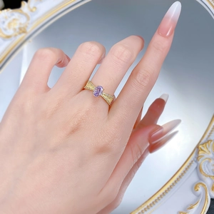 Vue détaillée d'une bague pierre ovale violette avec un nœud pavé de diamants